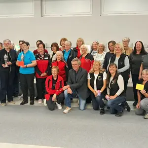 Alle Schützinnen der Auflage (LG und LP) Platzierungen 1-3 mit der BDL Gisela Leutenmaier (kniend mitte)
